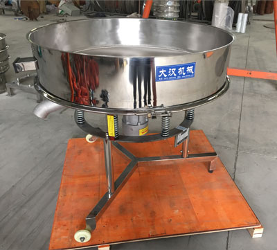 高頻篩不同于普通振動篩的在于該產品使用的是，高頻振動電機：振動頻次快，振動的幅度較小，所以對于漿液的過濾篩分有一定的優勢。