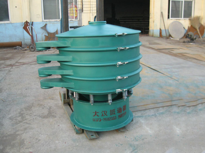 直徑1000型振動(dòng)篩除了有碳鋼材質(zhì)其還有不銹鋼+碳鋼，以及全不銹鋼的選擇，用戶可根據(jù)用戶物料的性質(zhì)不同可進(jìn)行選擇。